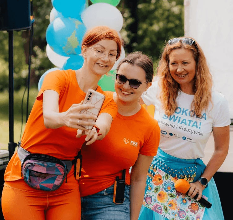 Agencja eventowa Warszawa piknik firmowy, pracownicy robią zdjęcie
