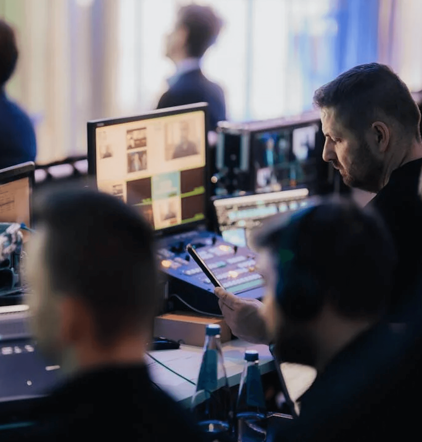 Agencja eventowa Warszawa pracująca nad obsługą techniczną eventu, pracownik przy komputerze
